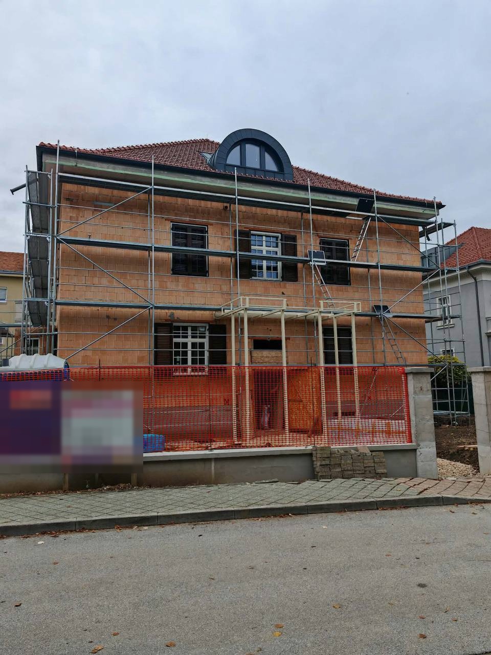Montiranje skele na obiteljskoj kući, pogled s ulice
